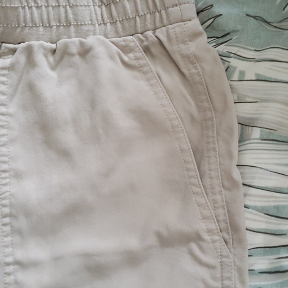 Bcbg lightweight mid rise shorts - Picture 3 of 3